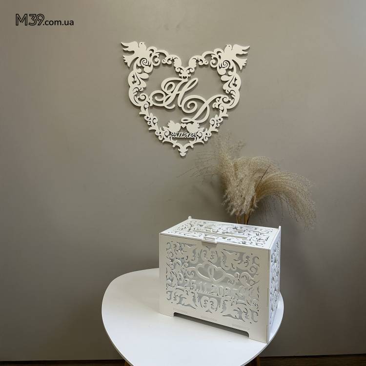 Коробка для грошей з вензелями