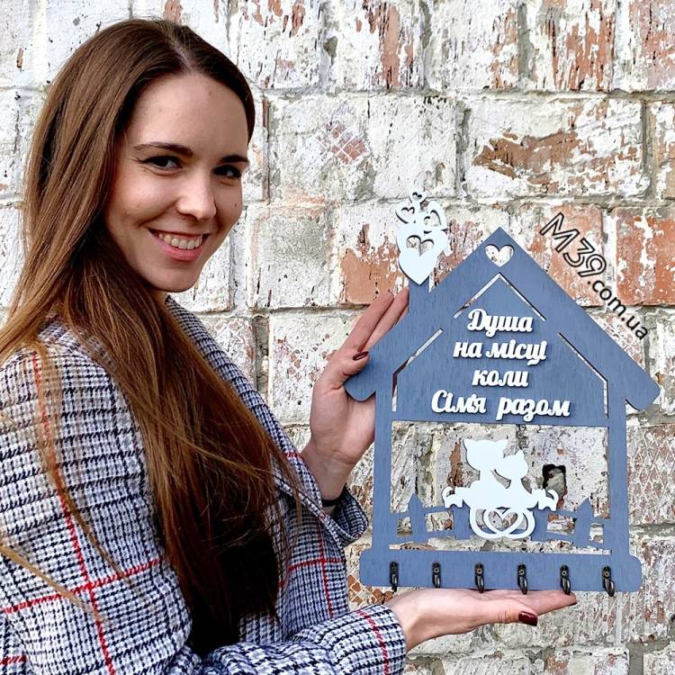 Ключница "Душа на месте, когда семья вместе" из дерева настенная