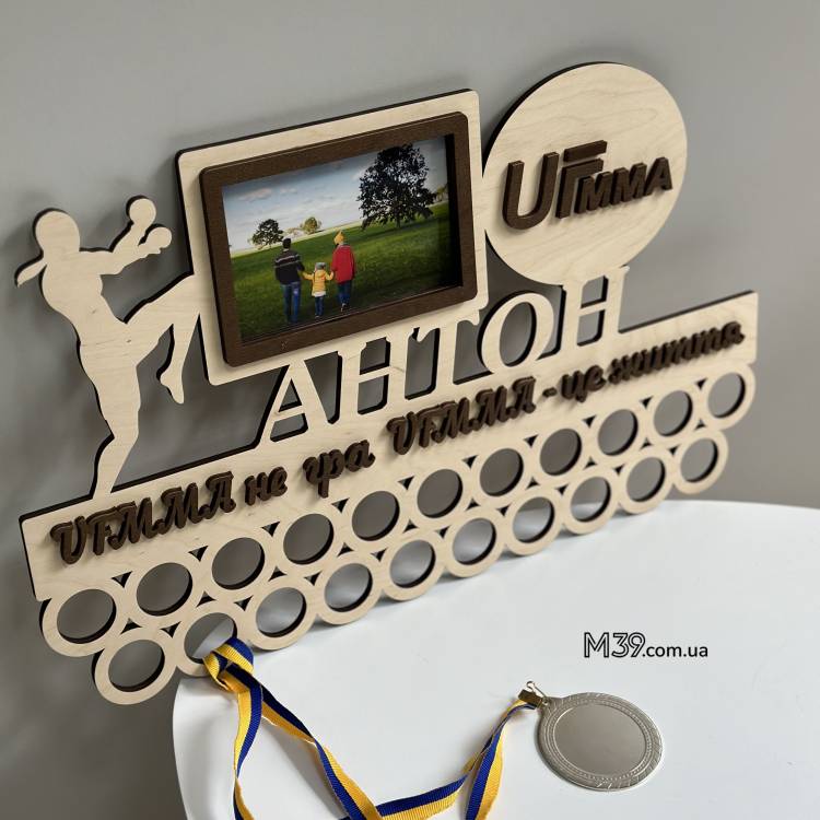Медальниця ММА з Дерева з Фоторамкою Іменна