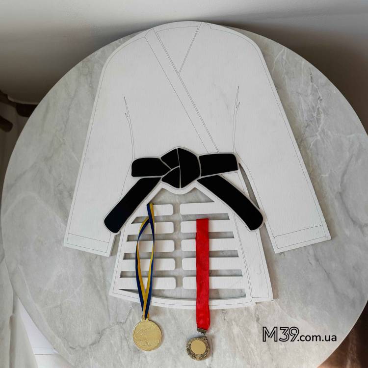 Медальница из дерева карате в виде кимоно