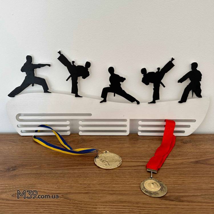 Медальниця з дерева Бойові Мистецтва Карате