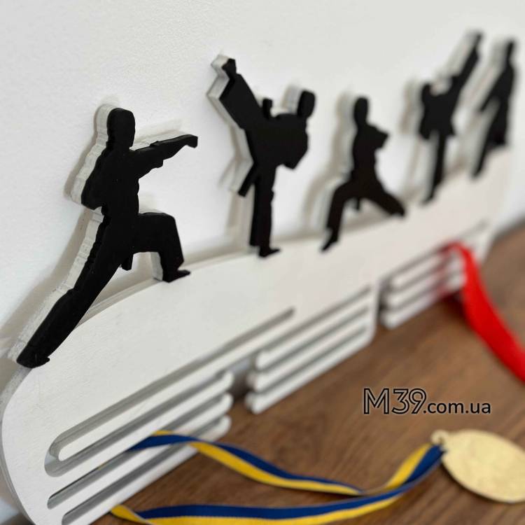 Медальниця з дерева Бойові Мистецтва Карате