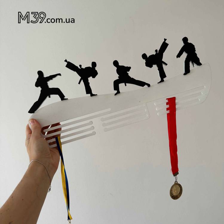 Медальниця з дерева Бойові Мистецтва Карате