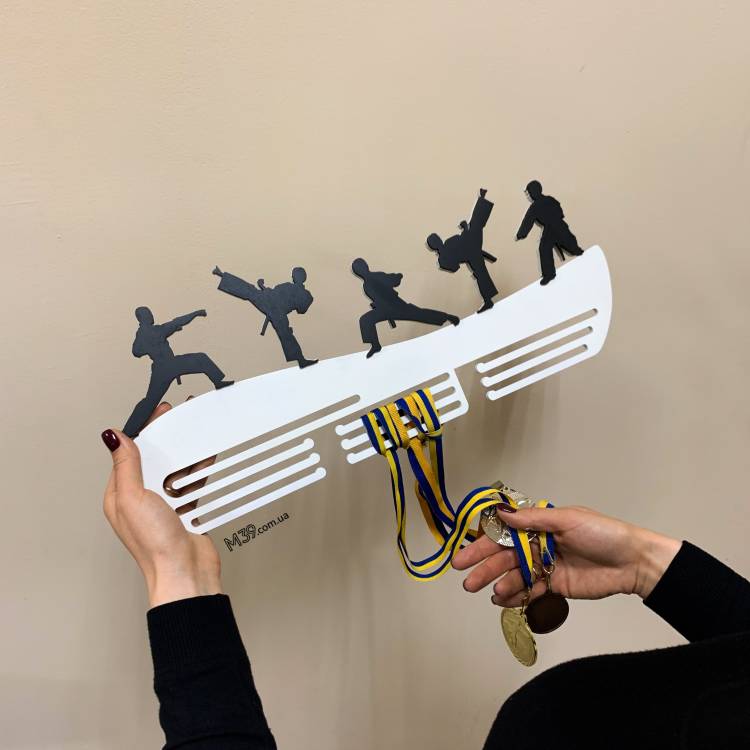 Медальниця з дерева Бойові Мистецтва Карате