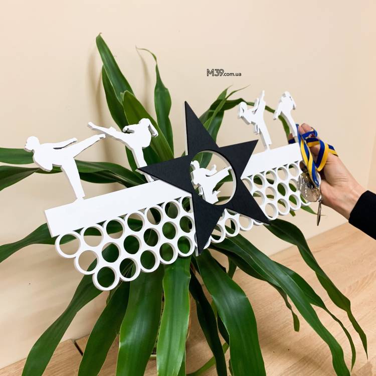 Медальница из дерева "Карате"