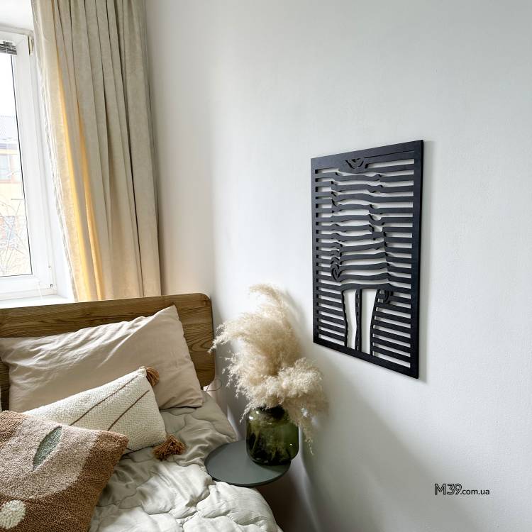 Декор з Дерева на Стіну - Панно "Дівчина у Смугастій Сукні"