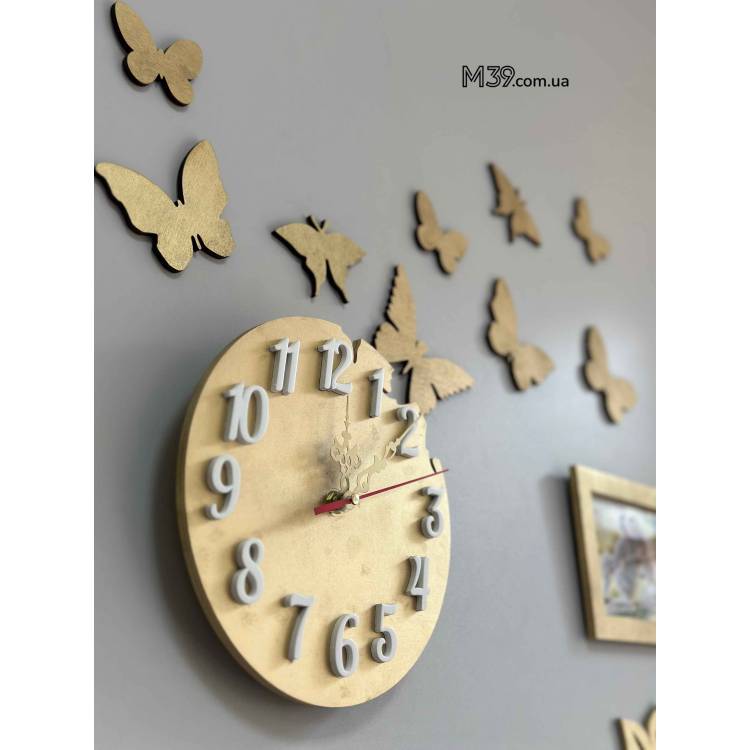 Большое Семейное Дерево с Часами, Голубем и Бабочками