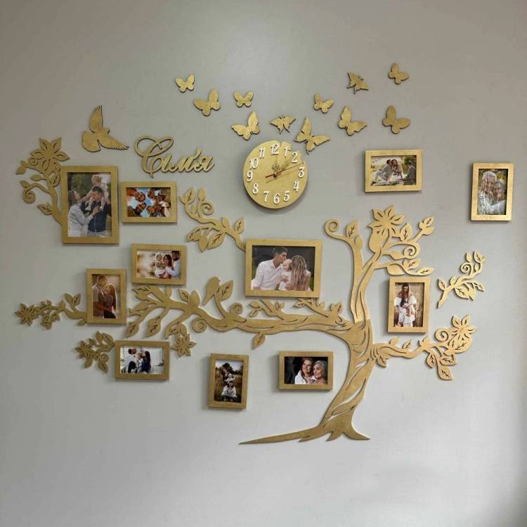 Большое Семейное Дерево с Часами, Голубем и Бабочками