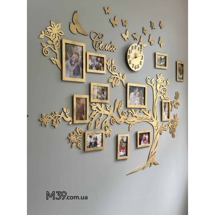 Большое Семейное Дерево с Часами, Голубем и Бабочками