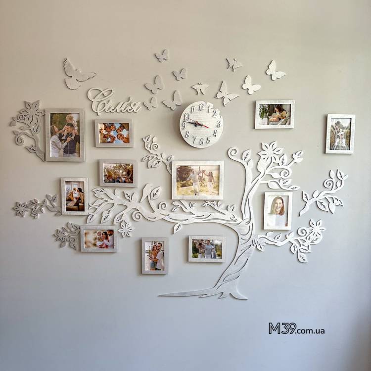 Большое Семейное Дерево с Часами, Голубем и Бабочками