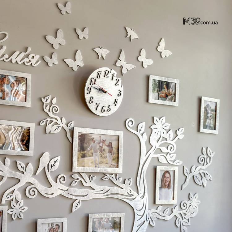 Большое Семейное Дерево с Часами, Голубем и Бабочками