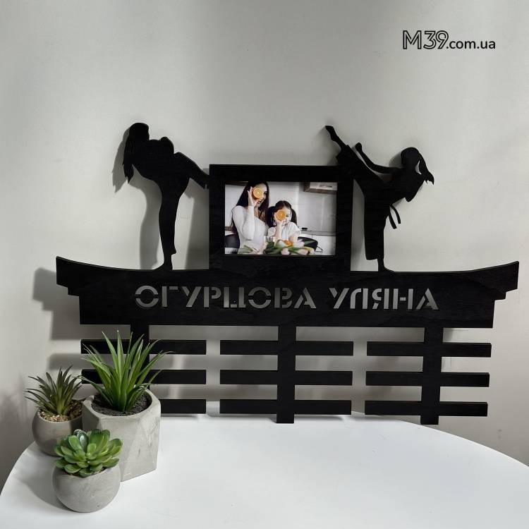 Медальниця Іменна Карате Таеквондо для Дівчини з Фоторамкою з Дерева