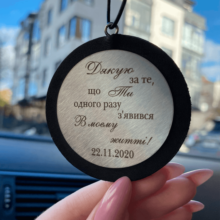 Шкіряна підвіска в машину на дзеркало з вашим гравіюванням m39.com.ua Шкіряна підвіска в машину на дзеркало з вашим гравіюванням