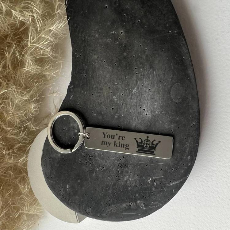 Подарок парню ,брелок для ключей с персонализированной гравировкой You`re My King
