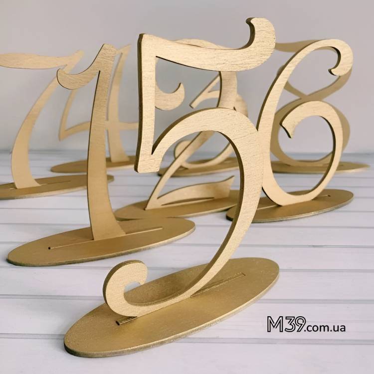 Золоті Номерки на Стіл з Дерева