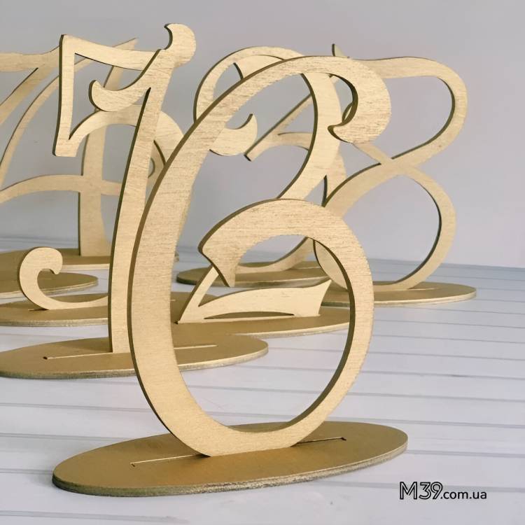 Золоті Номерки на Стіл з Дерева