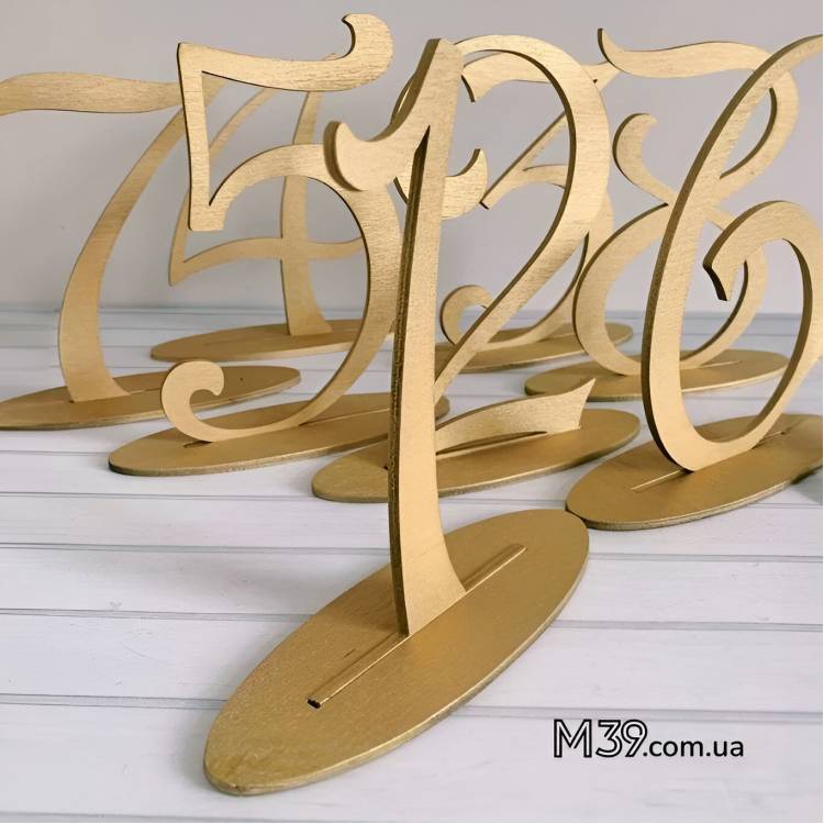 Золоті Номерки на Стіл з Дерева