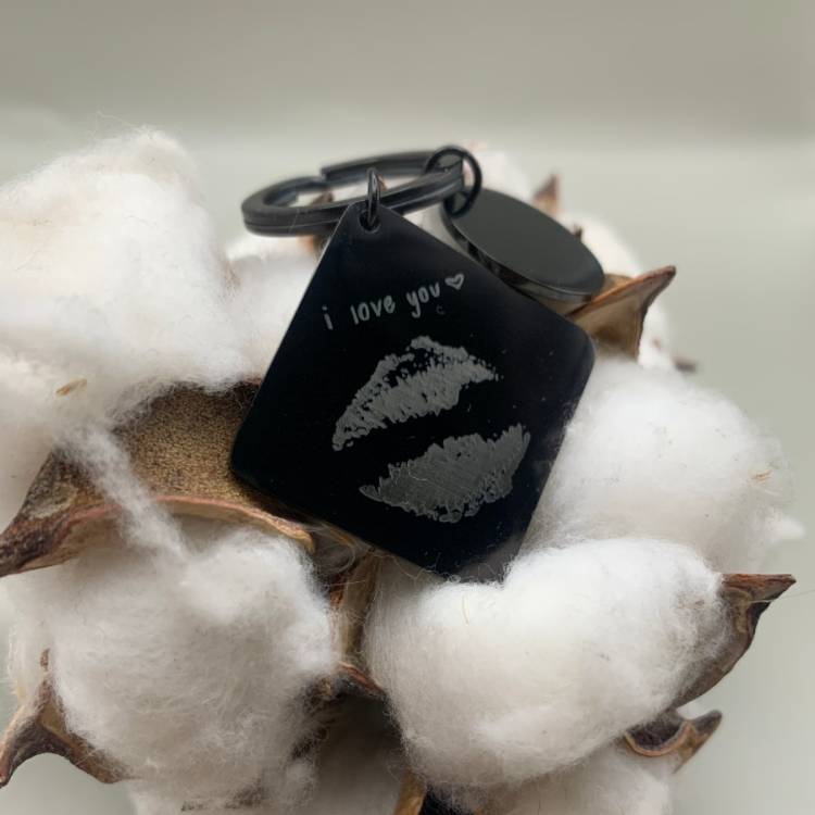 Брелок с отпечатком губ – чувственный подарок любимому