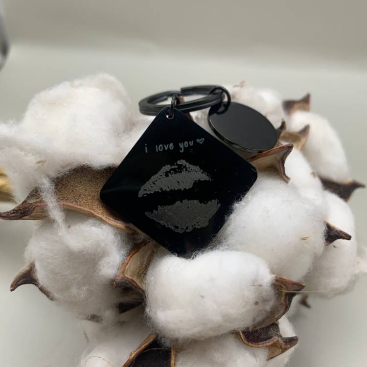 Брелок с отпечатком губ – чувственный подарок любимому