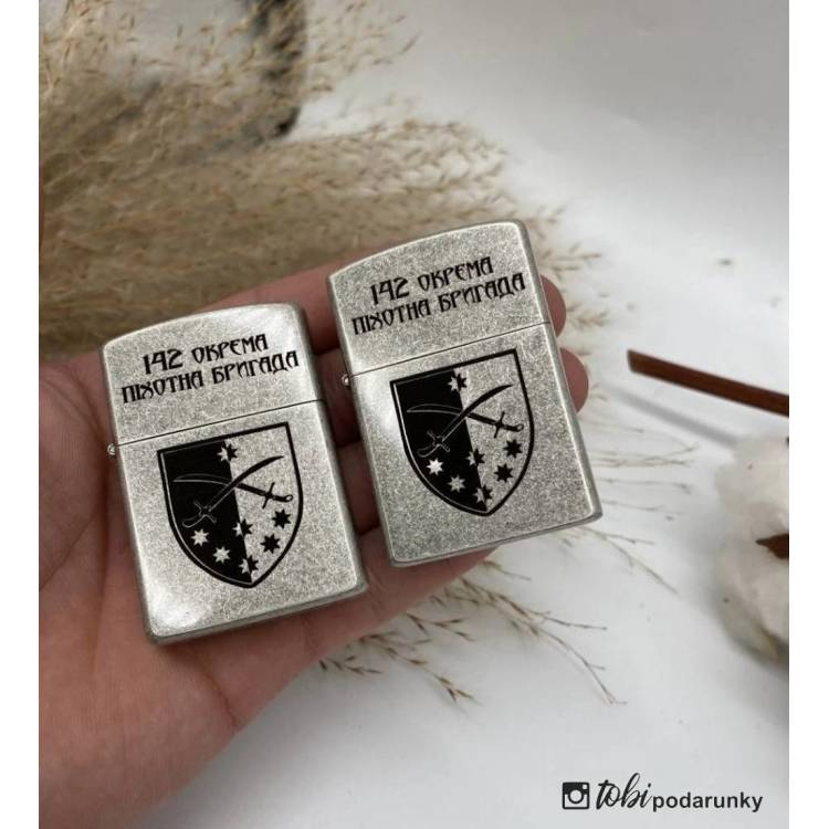Запальничка з гравіюванням шеврон "142 Окрема піхотна бригада" m39.com.ua Запальничка з гравіюванням шеврон "142 Окрема піхотна бригада"