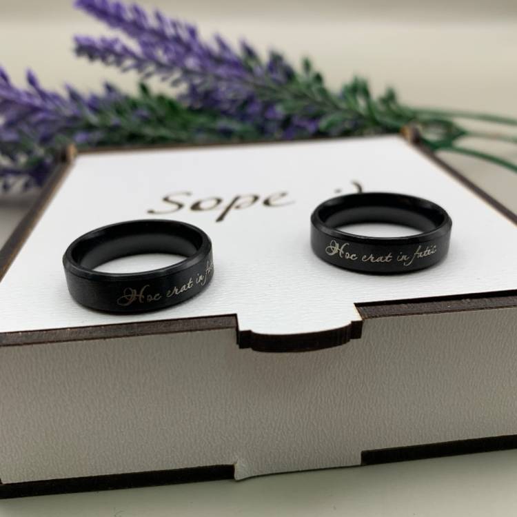 Каблучка з мотиваційним гравіюванням латиною - оригінальний подарунок