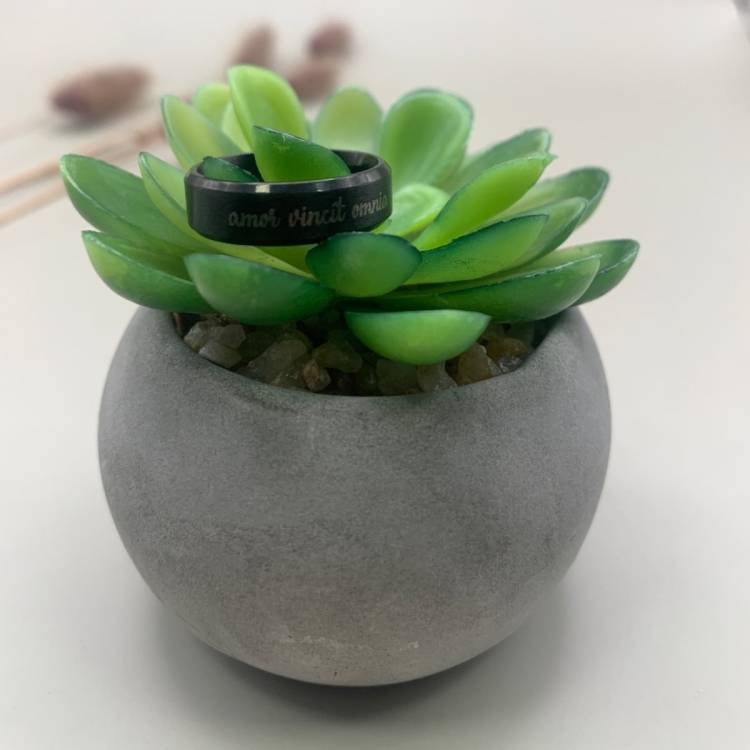 Каблучка з ліричним посланням "Любов перемагає все" - оригінальний подарунок коханій