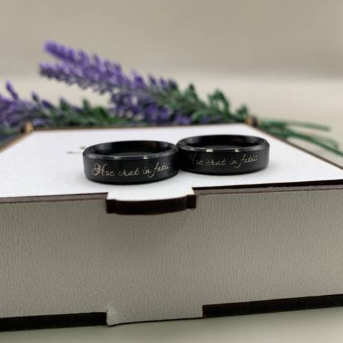 Каблучка з мотиваційним гравіюванням латиною - оригінальний подарунок