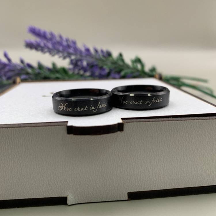 Каблучка з мотиваційним гравіюванням латиною - оригінальний подарунок