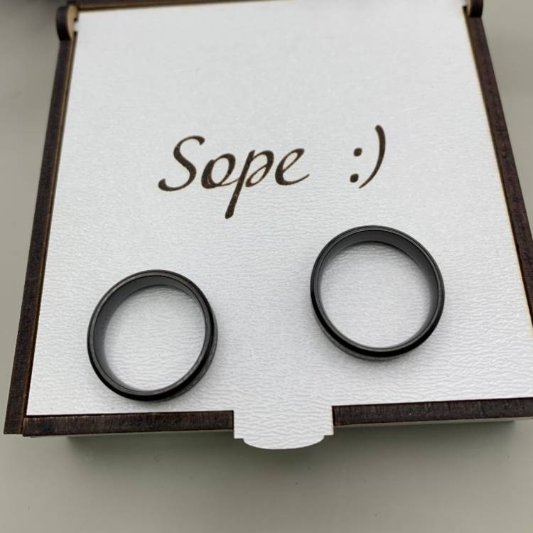 Каблучка з мотиваційним гравіюванням латиною - оригінальний подарунок