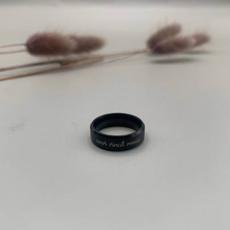 Каблучка з ліричним посланням "Любов перемагає все" - оригінальний подарунок коханій