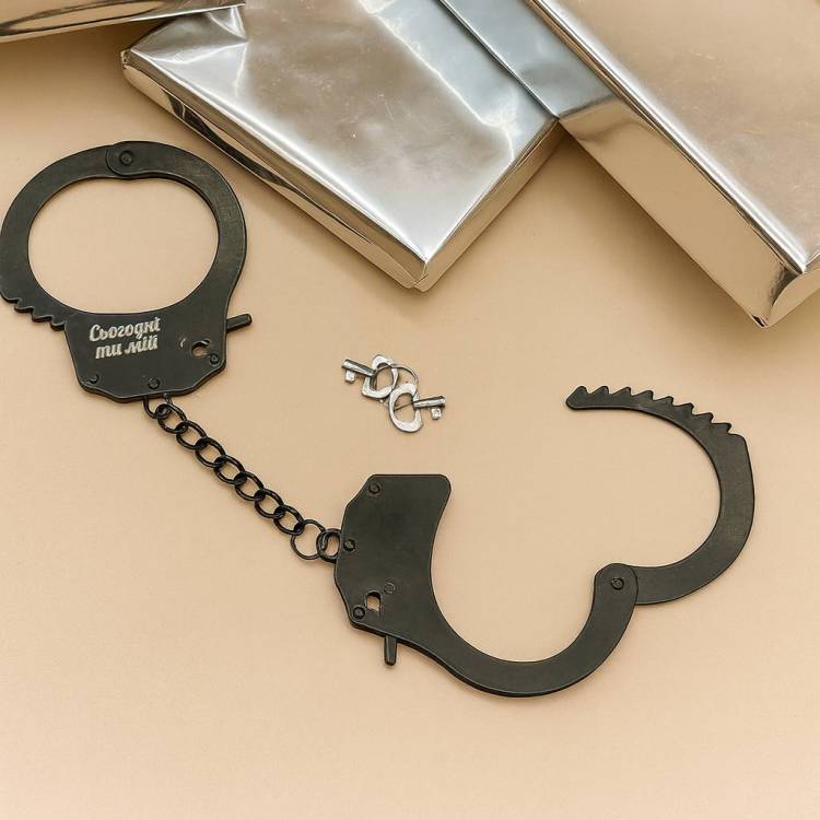 Пикантный подарок влюбленным - наручники с индивидуальной гравировкой