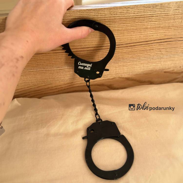 Пикантный подарок влюбленным - наручники с индивидуальной гравировкой