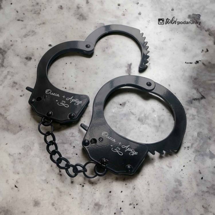 Наручники з іменним гравіюванням у чорному виконанні
