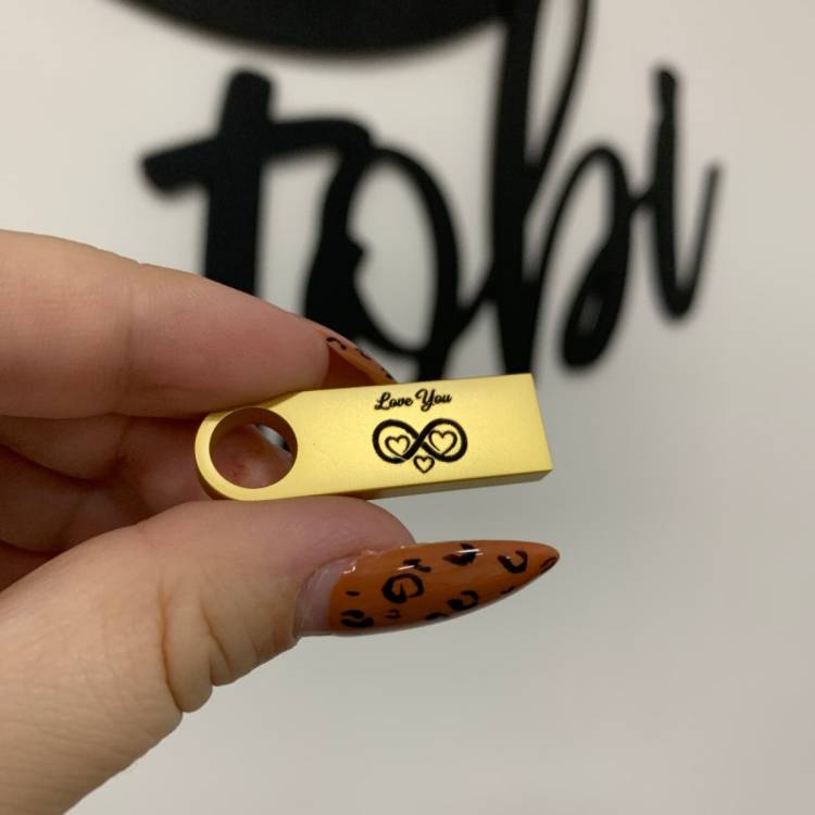 Подарунок чоловіку - Флешка  з Індивідуальним Гравіюванням