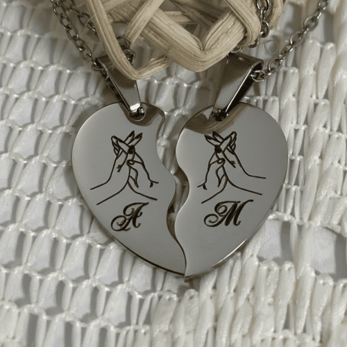 Подвеска Парная влюбленным "Половинки Сердечка" с индивидуальной гравировкой