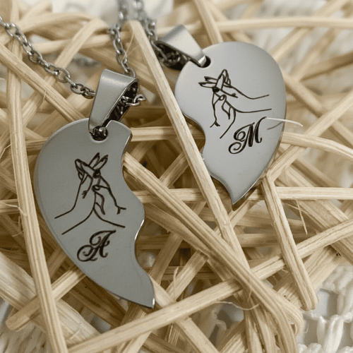 Подвеска Парная влюбленным "Половинки Сердечка" с индивидуальной гравировкой