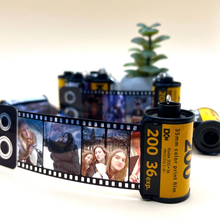 Подарок любимой/любимому на 14 февраля, День святого Валентина «Ретрофотоплёнка» — брелок с вашими фото