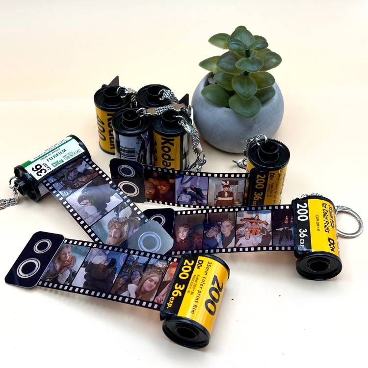 Подарок любимой/любимому на 14 февраля, День святого Валентина «Ретрофотоплёнка» — брелок с вашими фото