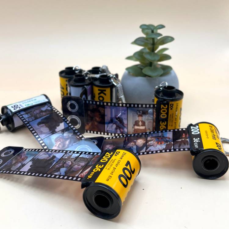 Подарок любимой/любимому на 14 февраля, День святого Валентина «Ретрофотоплёнка» — брелок с вашими фото