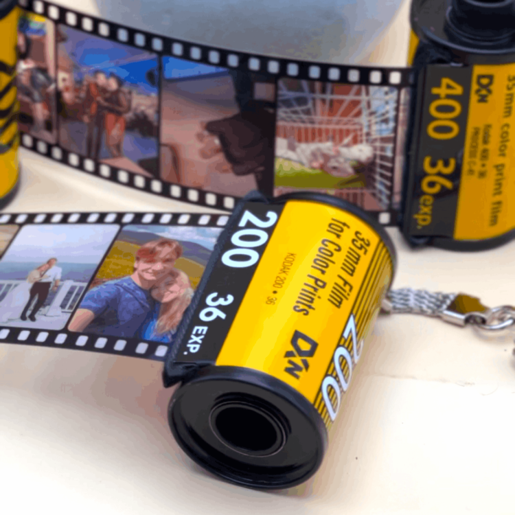 Подарок Ретрофотоплёнка — персонализированный брелок с вашими фото-воспоминаниями (6–10 фотографий)