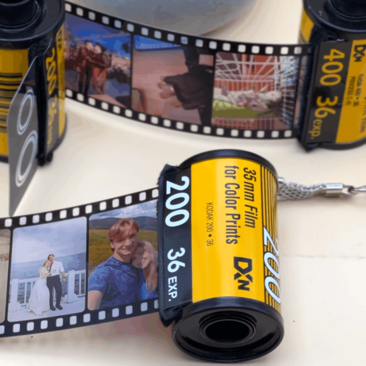 Подарок Ретрофотоплёнка — персонализированный брелок с вашими фото-воспоминаниями (6–10 фотографий)