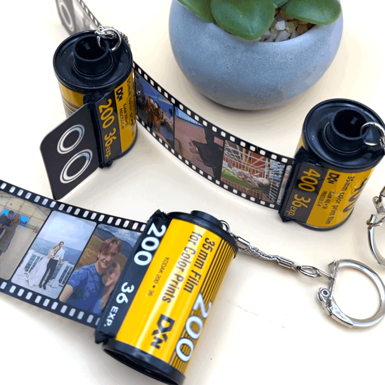 Подарок Ретрофотоплёнка — персонализированный брелок с вашими фото-воспоминаниями (6–10 фотографий)