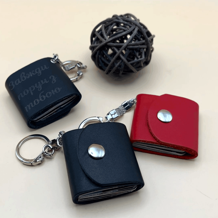 Подарочный кожаный фотобрелок с вашими фото-воспоминаниями (10–14 фото)