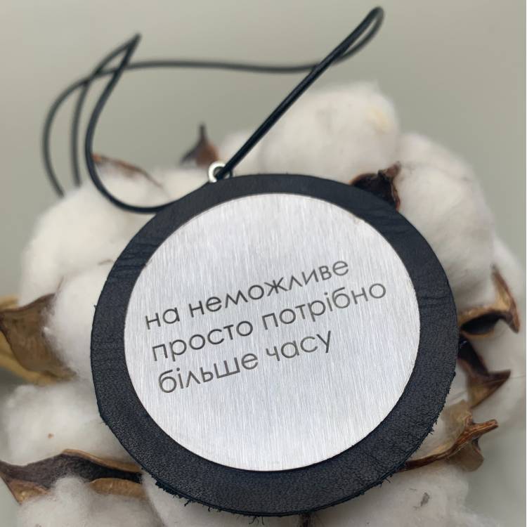 Автомобильная подвеска из кожи с гравировкой на заказ m39.com.ua Автомобильная подвеска из кожи с гравировкой на заказ