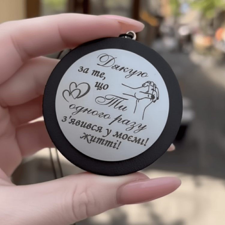 Шкіряна підвіска в машину на дзеркало з вашим гравіюванням m39.com.ua Шкіряна підвіска в машину на дзеркало з вашим гравіюванням