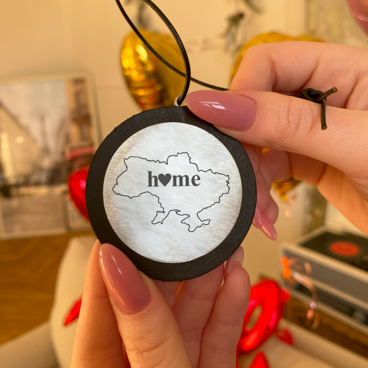 Автомобильная подвеска с надписью 