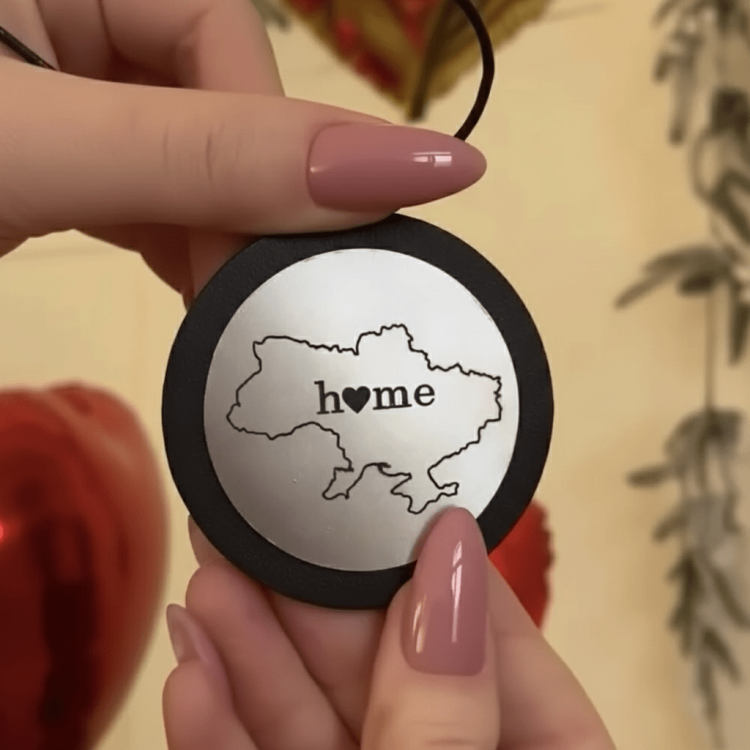 Шкіряна підвіска в машину на дзеркало з вашим гравіюванням m39.com.ua Шкіряна підвіска в машину на дзеркало з вашим гравіюванням