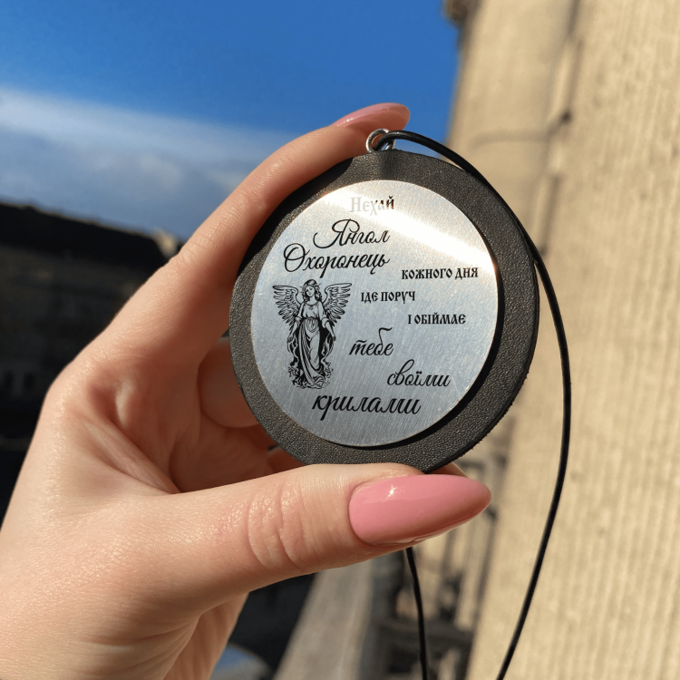 Автомобильная подвеска с гравировкой 