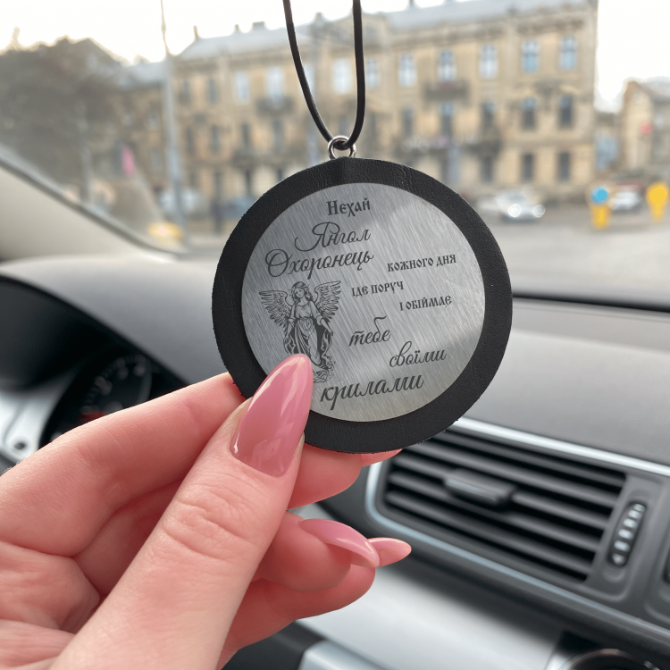 Автомобильная подвеска с гравировкой 