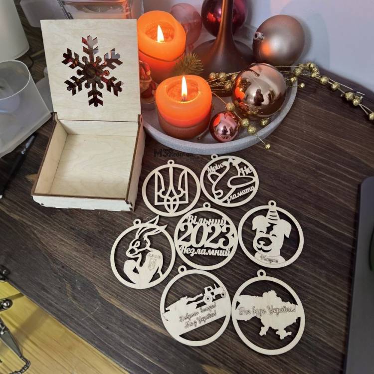 Набір ялинкових патріотичних новорічних іграшок в Еко коробці